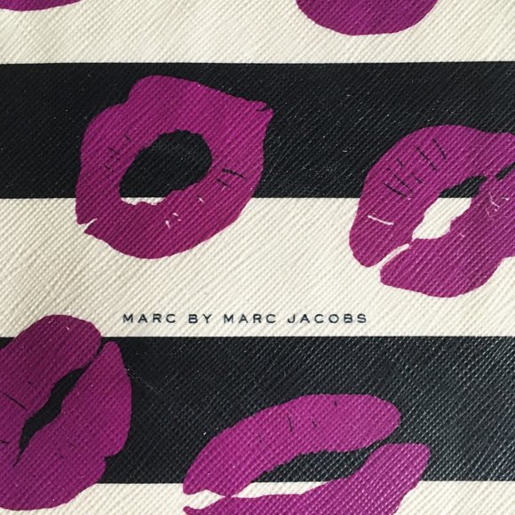 Marc Jacobs laptop tablet sleeve, black & cream striped, purple lips / kisses - Picture 4 of 10